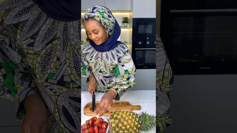 Highly recommend this combo y’ll . Try it Ingredients Pineapples and strawberries Juicer @buchymix