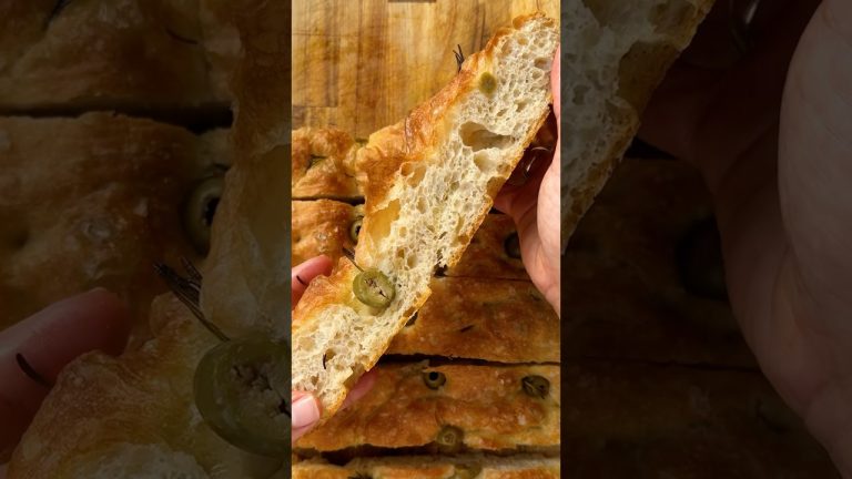 No Knead Olive + Rosemary Focaccia 🇮🇹 full recipe in description #bread #baking #homebaking