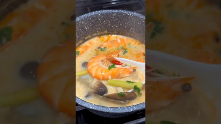 How to make AUTHENTIC Creamy Tom Yum Soup! 🦐 #recipe #food #asianfood #seafood #thai #thaifood #yum