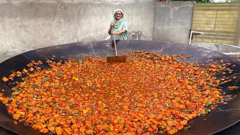 We Made CHILLI PANEER In HUGE Quantity 😋-Giant Kadai Cooking