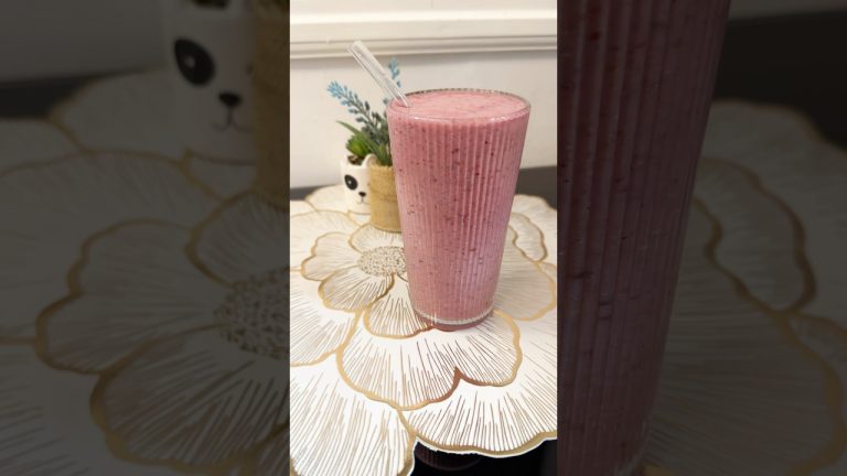 This pink smoothie offers vitamins and antioxidants #smoothierecipes #smoothie #healthy #nutrition