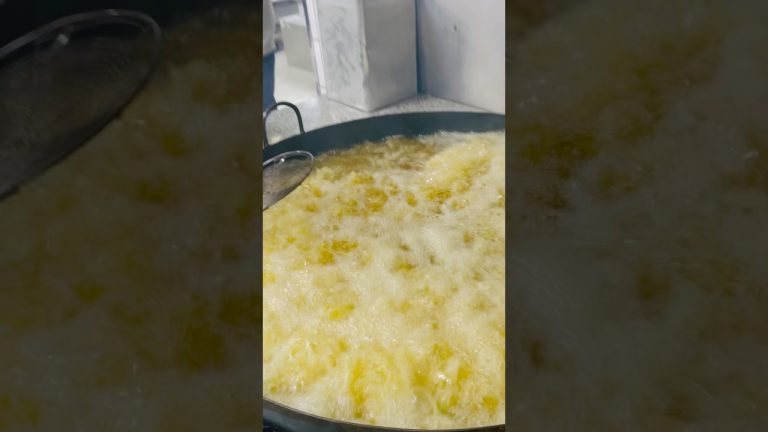 Fish fride Fresh Oil 😱😋 #viralvideo #food #seafood #whowillbemylifepartnerta #seafoodrecipes