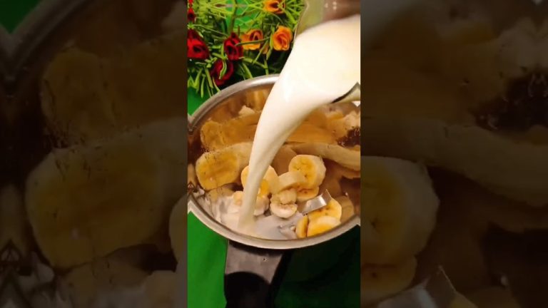 Easy BANANA Milkshake Recipe🍌🍌 #bananashake #bananas #bananarecipe#milkshake #shakerecipe #drink
