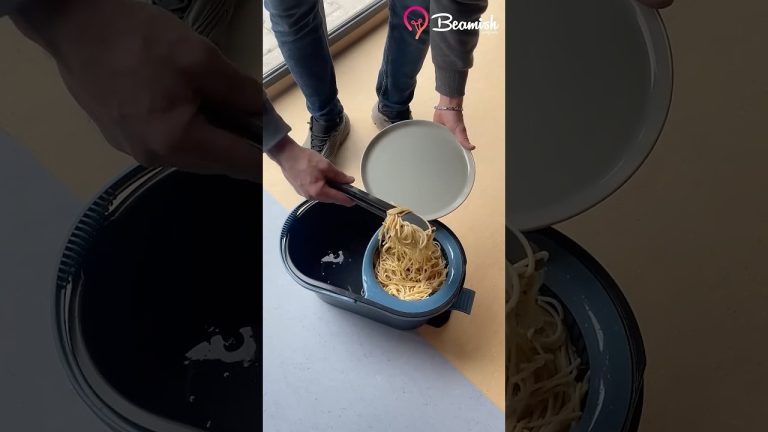 Strain pasta the easy way 🍝 #pasta #smart #creative #hack
