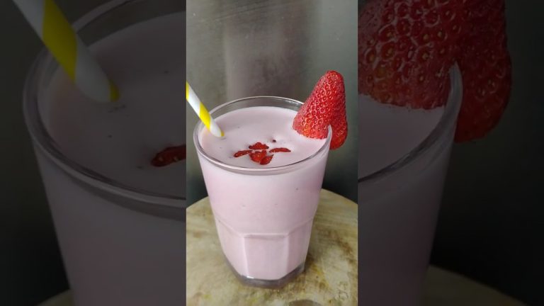 Healthy Strawberry Smoothie #smoothie #shake #shortsvideo