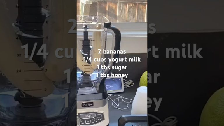 How to make a banana smoothie #banana #drink #delicious