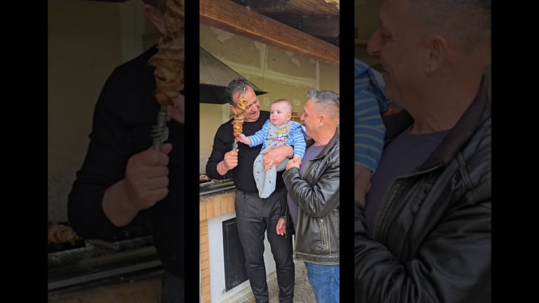 Ο εγγονός εκπαιδεύεται #bbq #grill #charcoal #cooking #cutebaby #training #bbqlovers #tastyfood