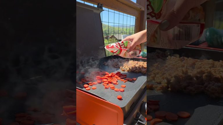 Texas Toast Pizzas on my Blackstone Camping Griddle – Portable Griddle – Easy Dinner Recipe