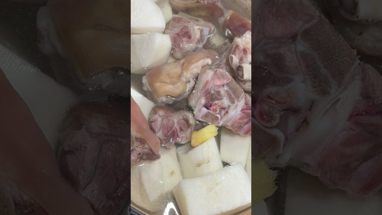 Pot Roast Daikons & Pork Feet · 煲豬腳