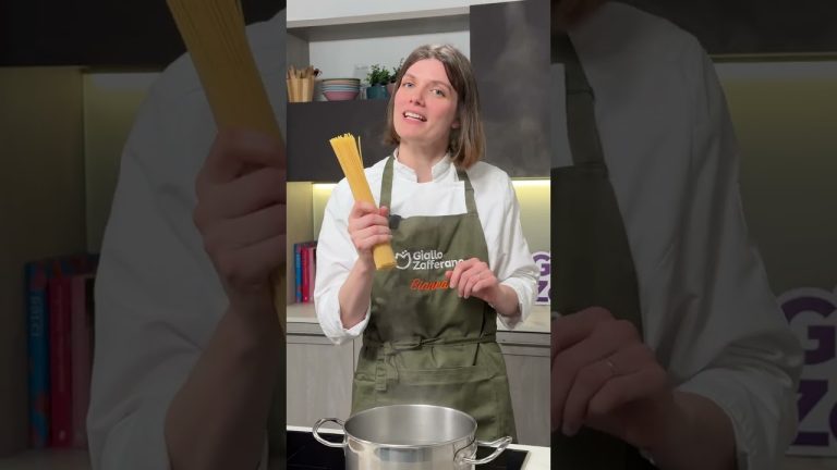 SPAGHETTI con CREMA di PORRI, NOCCIOLE e FINOCCHIETTO🍝💚 #Shorts