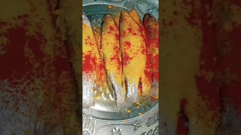 INDIAN STYLE FISH CURRY RECIPE #shorts #food #hindi #fish #recipe #fishcurry #ytshorts #bengalifood