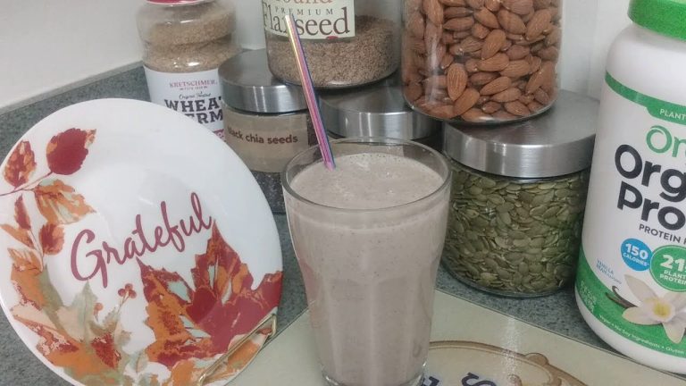 Nutrient Rich Avocado Berry Smoothie | Superfood #healthydrink #smoothierecipes #superfoodsmoothie