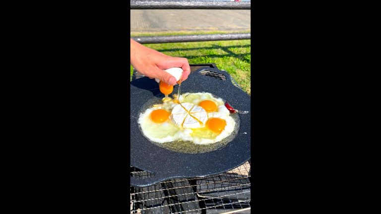 【話題のマルチグリドル】BBQで目玉焼きアヒージョやってみたら・・・？ / Egg Ajillo #shorts