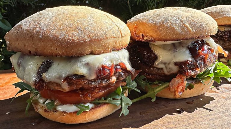 Deluxe Bacon-Cheeseburger mit Taleggio und Balsamicozwiebeln