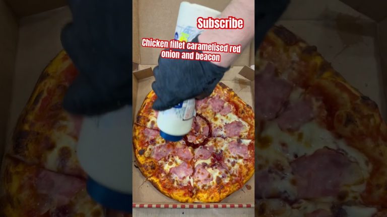 Pizza barbecue #cheesepizza #chicken #beacon #mozzarella #bbq #pizzalover