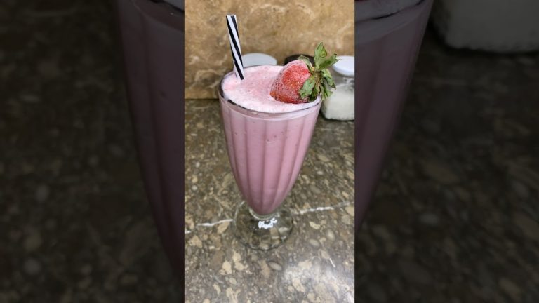 Viral Strawberry ￼Milkshakes Smoothie￼￼ 🍓🥤 #milkshake #shorts #smoothie