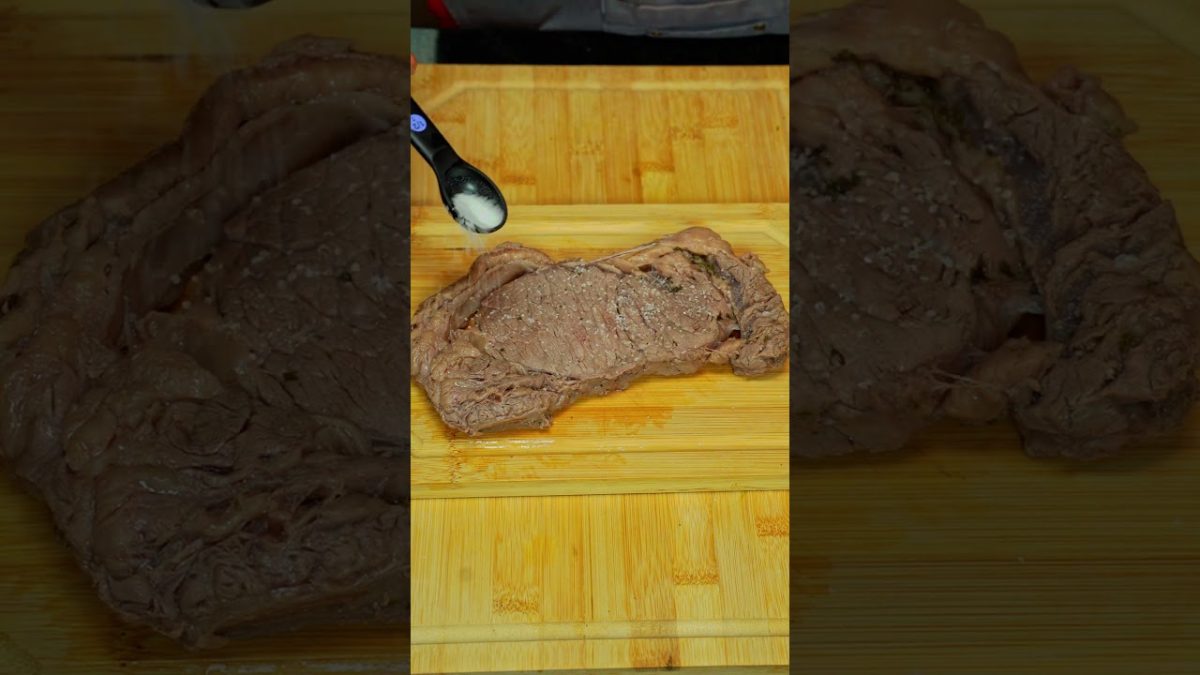 Coloca la carne en agua hirviendo, esto lo aprendi en un restaurante 5 estrellas