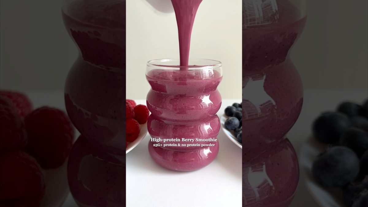 Healthy Berry Smoothie😍 25G protein & no protein powder! #smoothie #healthybreakfast #highprotein