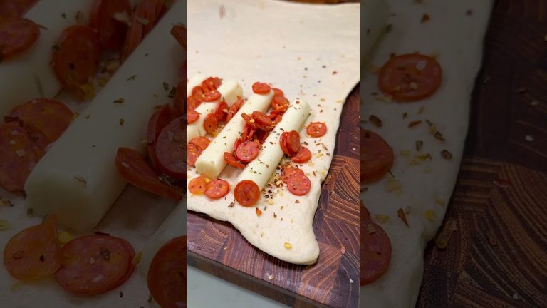 Cheesy Pepperoni Bread 👀 Recipe in comments 👍 #pizza #snacks #easyrecipe #pepperoni #partyfood