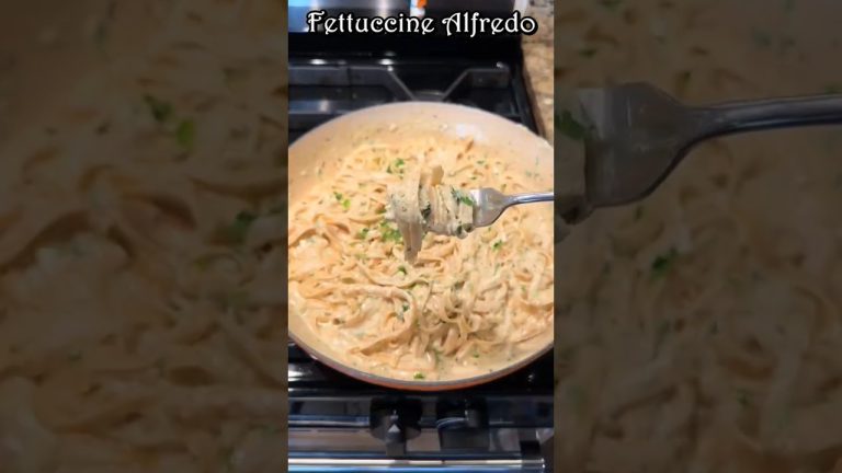 FETTUCINE ALFREDO #cookingee #fettuccinialfredo #pastarecipe #cooking #food #pasta #easyrecipe