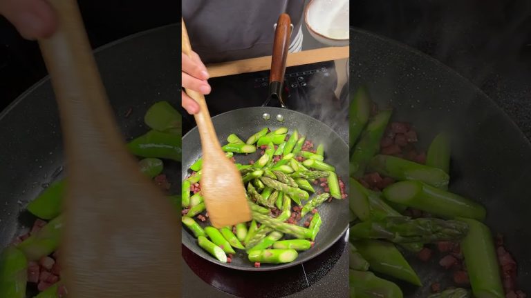 Pasta mit grünem Spargel in Tomatensauce