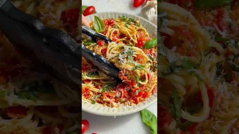 Bruschetta Pasta: Click the link in my bio and then select the photo to get the recipe ❤️