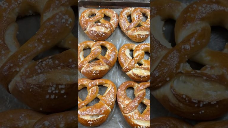 Homemade Soft Pretzels #recipe #pretzels #baking #bread #bakingsoda #breadrecipe