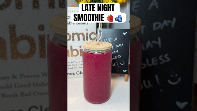 LATE NIGHT SMOOTHIE 🍓🫐🍌 #smoothierecipes #latenightsnack #smoothie #healthysmoothie