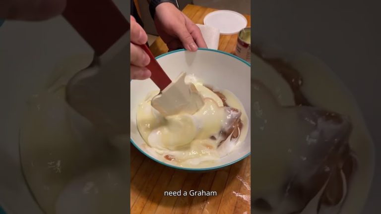 Easy 3 ingredient Strawberry Cream Pie #recipe #dessert #food #pie #shorts