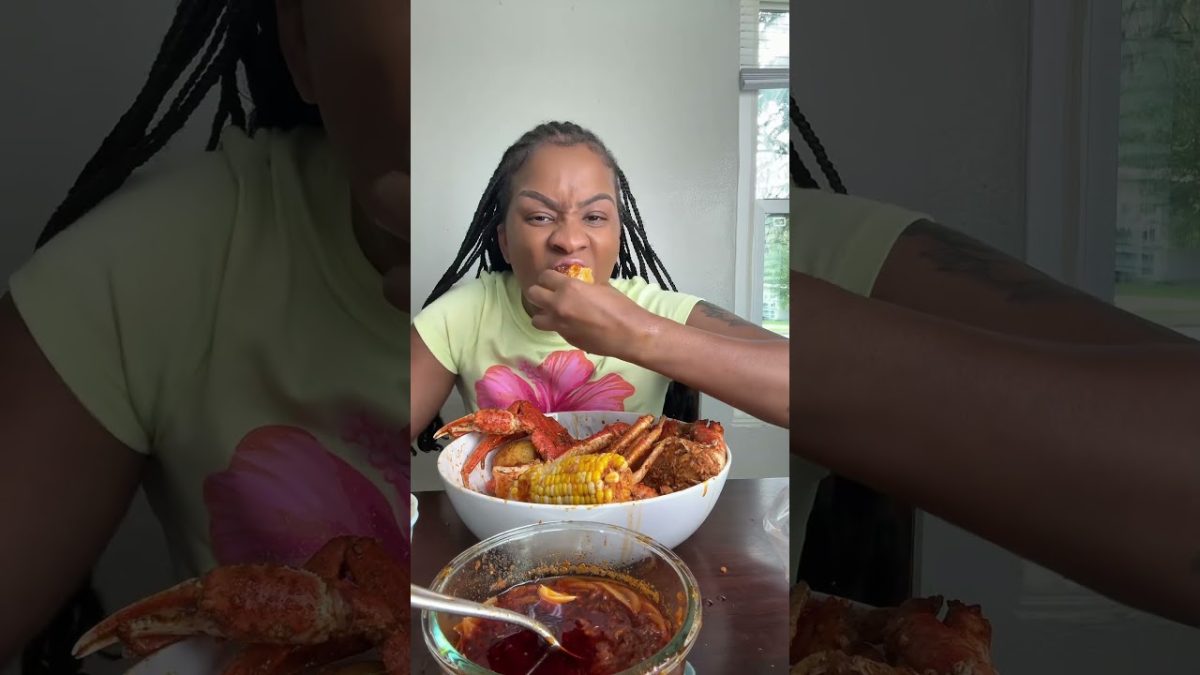 My seafood seasoning is definitely a hit 🔥 #mukbang #seafoodrecipes #seafood #viralvideo