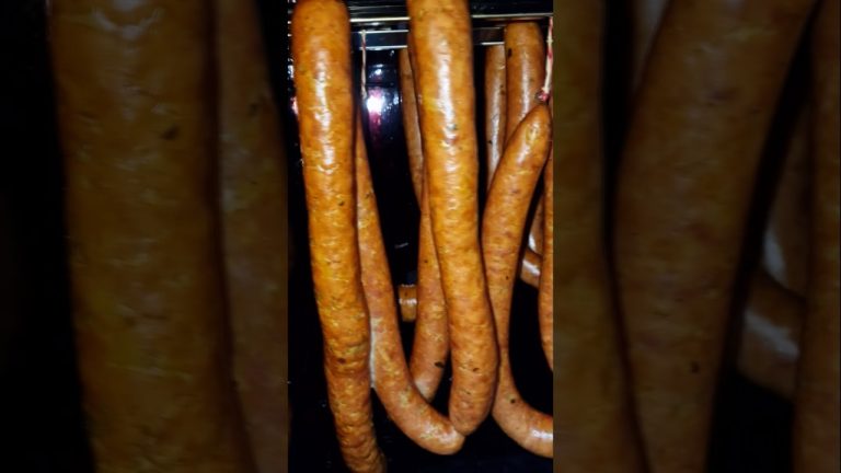 Kiełbasa grillowa lub wędzona i pieczona czyli pyszna kiełbasa na gorąco. #domowe #bbq