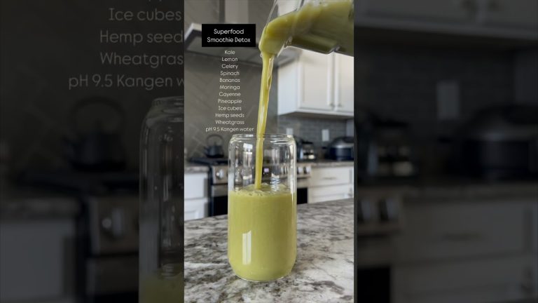 Fast Power Detox Smoothie w/ Superfoods! #shorts