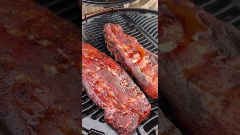 Des ribs grillés sur le barbecue Napoleon® charbon de bois Kettle PRO 57 cm (PRO22K-LEG)