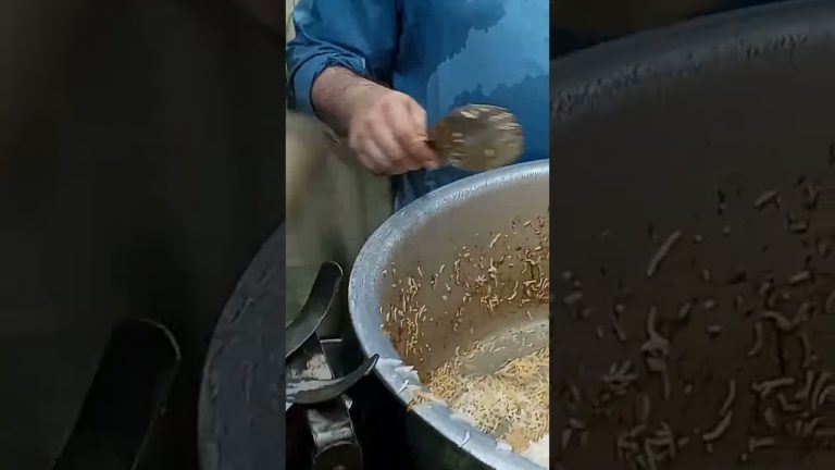 Khan Selling The Beef Biryani In Night Time On A Week #beefbiryani #foodie #cooking #pakistan #recip