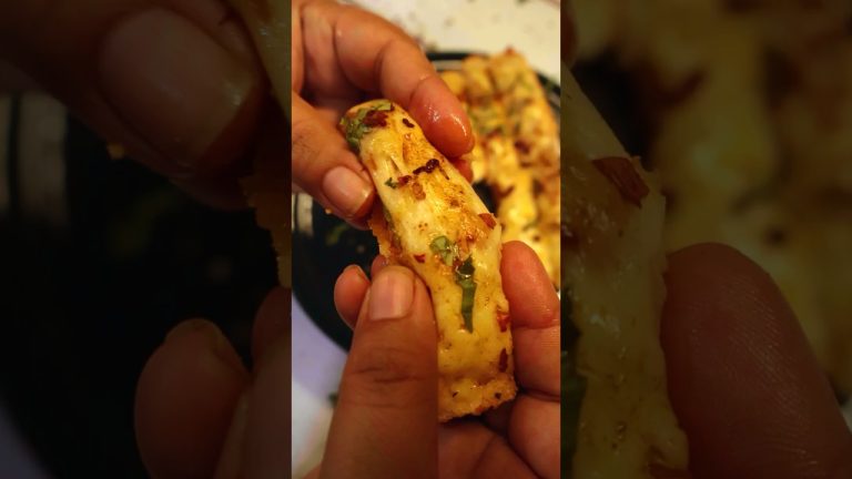 Cheesy Garlic Bread in Pan #shorts #garlicbread #recipe #cheese #food