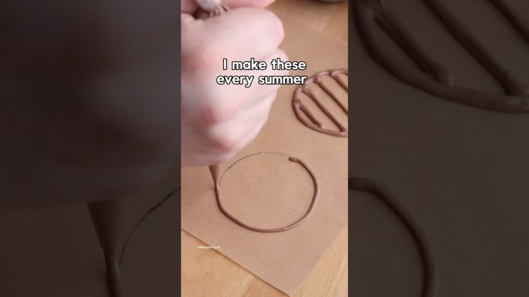 BBQ Grill Cupcakes are a fun summer treat! 🩷 #cupcakes #cupcakedecorating