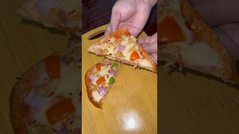 Jalfrezi Chicken Bread Pizza Recipe #tfskitchen #shortsfeed #jalfrezi #bread #pizza #cheese #chicken