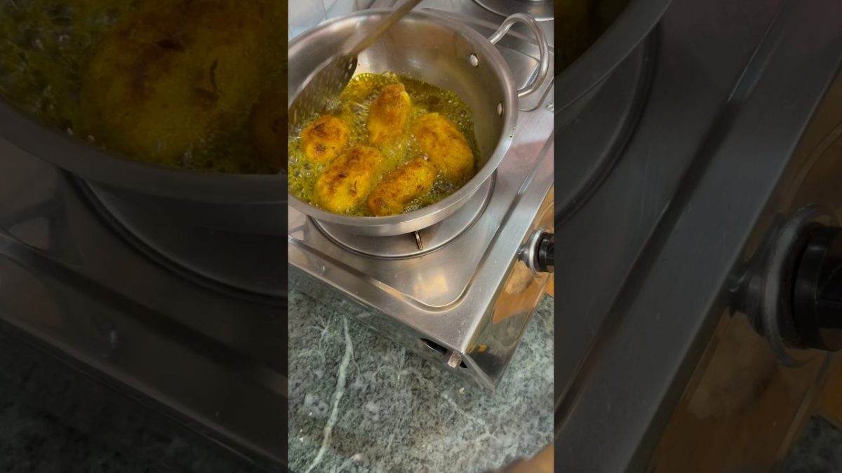 chhoti se bhuk ke liye tasty bread roll🤤🌺😍#bread roll Recipe #viral Recipe #tasty#shorts