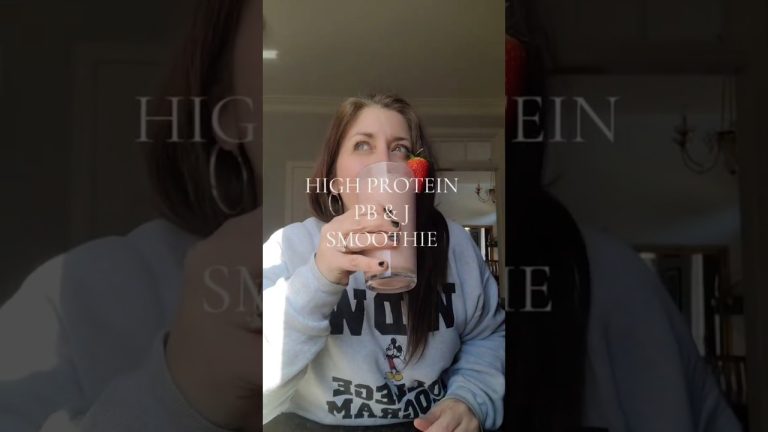 PB&J SMOOTHIE #RECIPE #pbj #peanutbutterandjelly #smoothierecipes #smoothie #highprotein #recipe