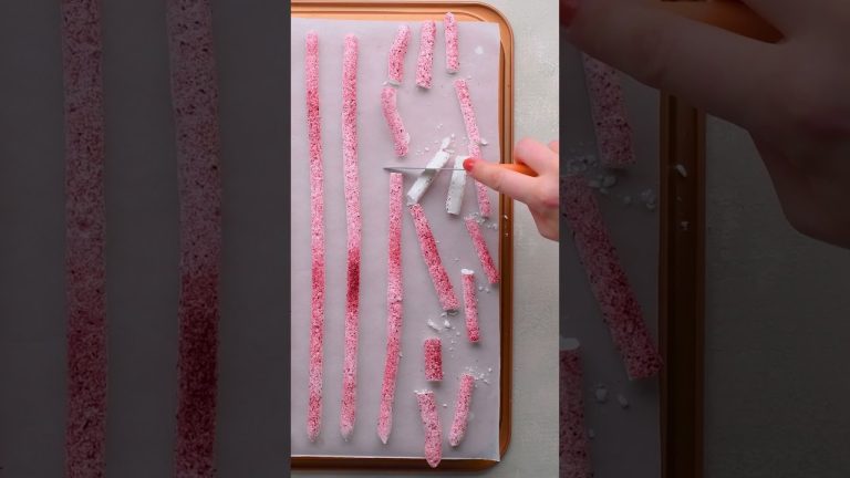 A heart-shaped flourish for your favorite dessert 💖✨