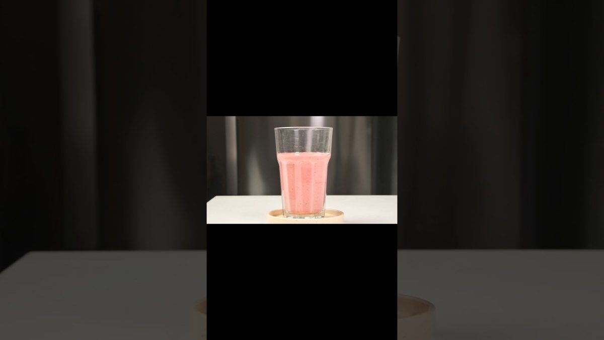 Delicious Strawberry Smoothie with Just 3 Ingredients!