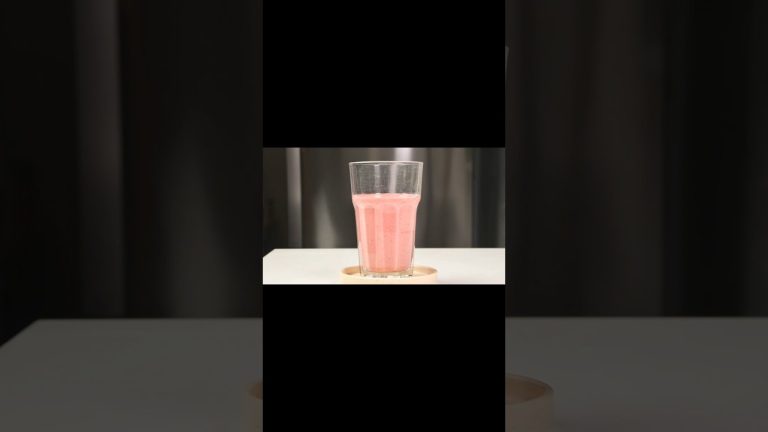 Delicious Strawberry Smoothie with Just 3 Ingredients!