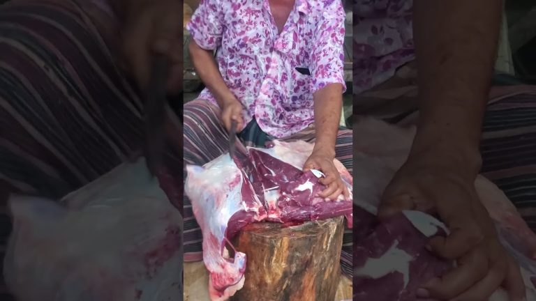 Chopping Beef by Exparte Butcher 640 #bbqmeat #beef #freshmeat #food #butcher #bbq @MeatChoppersBD