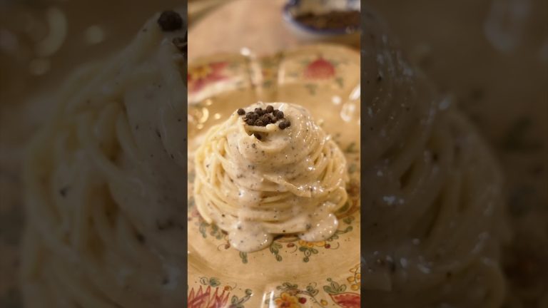 The AUTHENTIC Cacio & Pepe #italianfood #food #italiancuisine #recipe #thepastaqueen