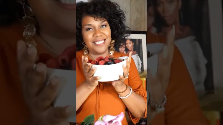 A Berry Smoothie to Power Your Health. #smoothie #janellebeauty #healthytips