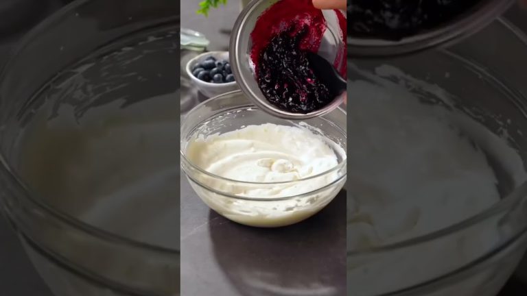 NO BAKE dessert: Blueberry & Coconut Frozen Cheesecake Bars #recipe #dessert #nobake