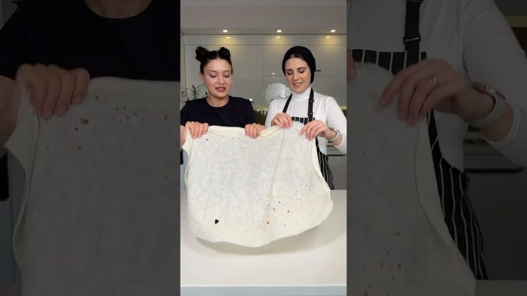 لحم عجين مع زينب Lahmacun 🇹🇷 Pratik | Çıtır #ناديه_السيد #busezeynep