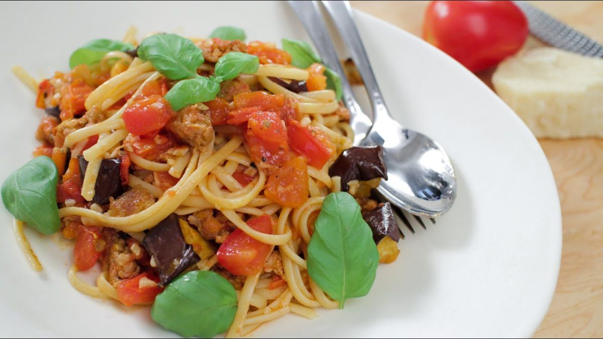 Easy Garlicky Tomatoey Pasta Recipe | Asian Recipes
