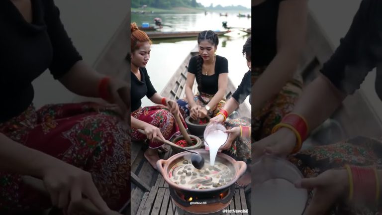 Cooking Eel and Snail Stew in Coconut Milk on the Water  #seafoodrecipes #thaifood