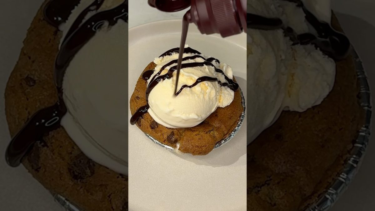 mini smores skillet cookie recipe 🍪🍫🔥 #shorts #easydessert #easyrecipe #viralrecipe #cookies